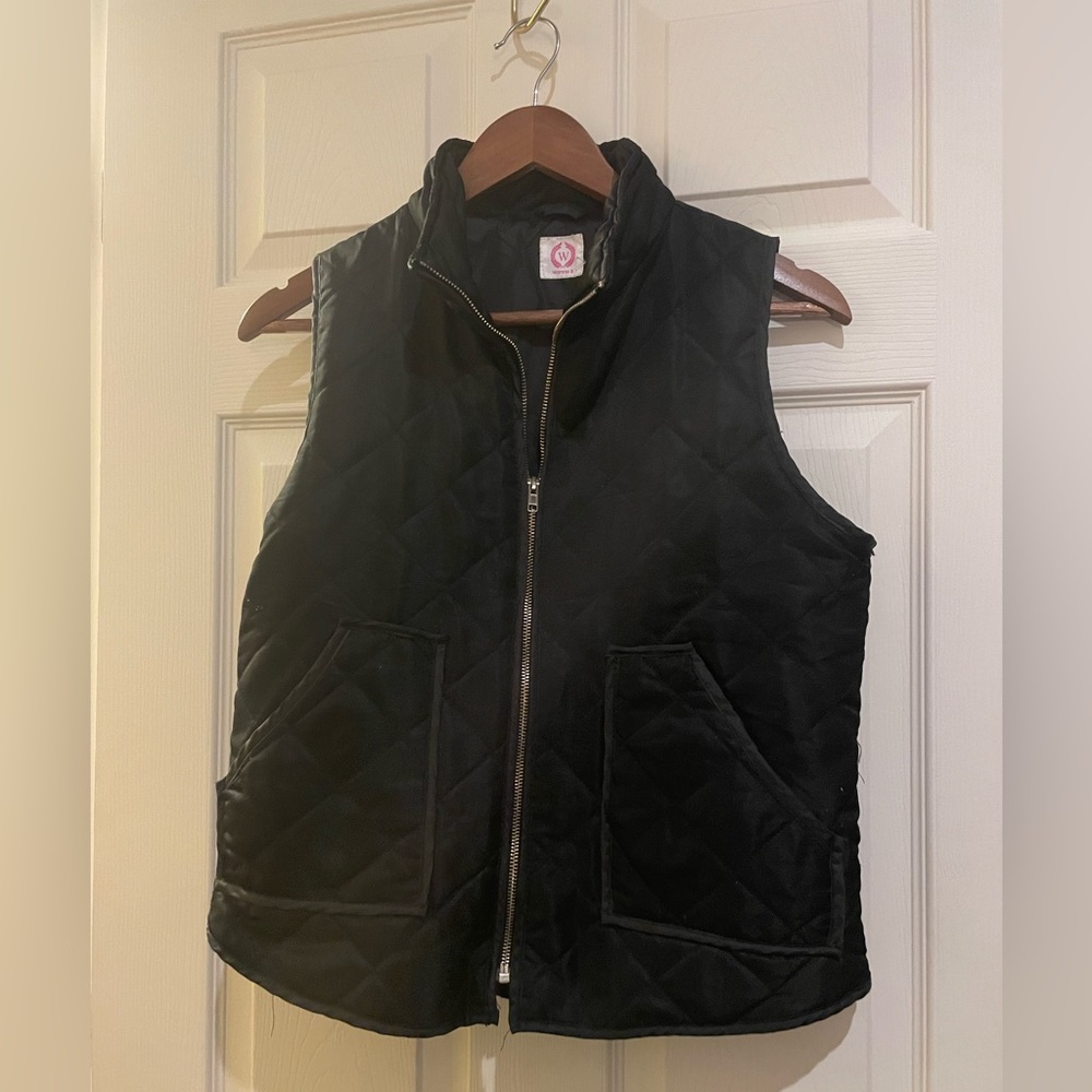 Wanna be girls puffer vest black small